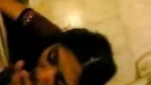 ब्राटी सेक्सी नई हिंदी मूवी श्यामला में सार्वजनिक शौचालय