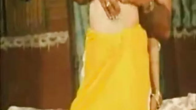 थाई वह पुरुष सौंदर्य उसके हिंदी सेक्सी मूवी की मुर्गा के साथ खेलता है