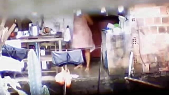 प्यारा किशोर एंडिपिंक उसके नग्न शरीर पर संतरे की मालिश करता है! सेक्सी मूवी हिंदी फिल्म