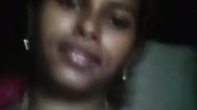 एक पार्क सेक्सी हिंदी पिक्चर मूवी में जेनी पब्लिक फ्लैश।