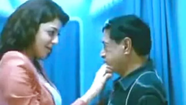 शॉवर सेक्सी मूवी हिंदी मूवी में 8 आदमी गड़बड़ पर जासूसी