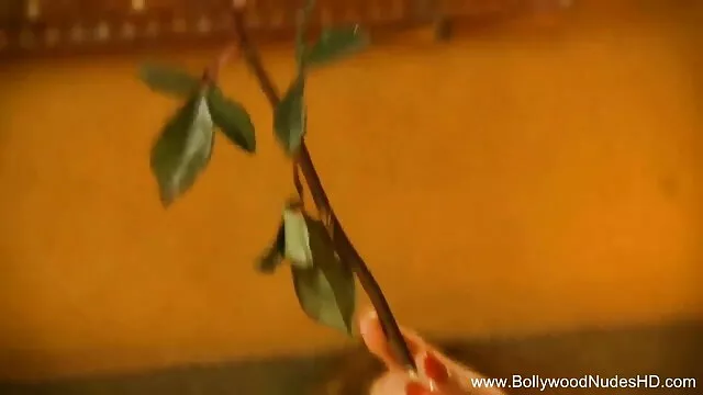 गांठदार फूहड़ उसके घुटनों पर मुर्गा लेता है हिंदी मूवी हिंदी सेक्सी